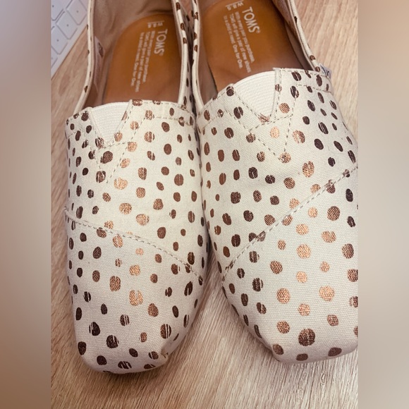 EUC Toms natural and rose gold polka dots Size 8.5W - Picture 3 of 5